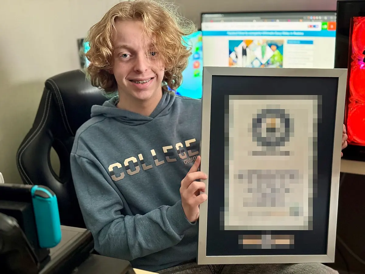 Quinten Delaere holding his official Guinness World Records certificate after the validation of his record. Image: Kannotlogin.