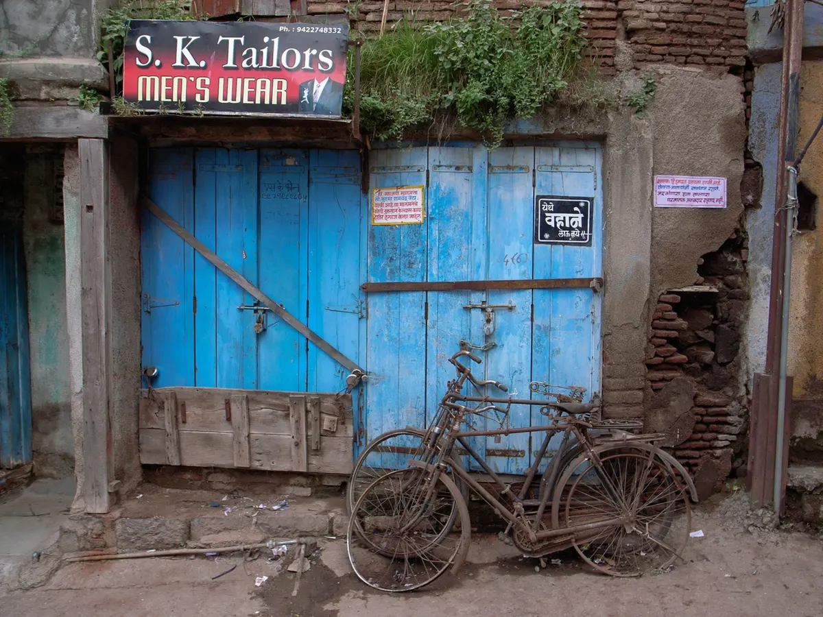 The ILO warns that Subsaharan Africa and South Asia will harshly affected by the worsening job market. Pictured is an apparently abandoned clothing store in Nashik, India. Image: Andi Hefti.
