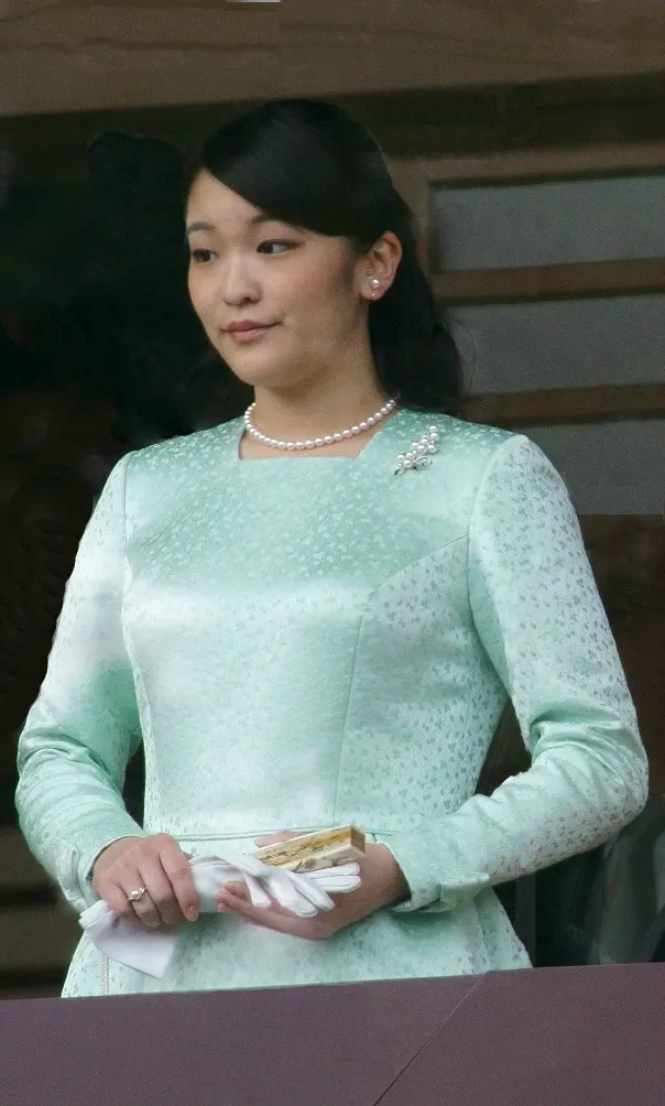 Mako Komuro at the Tokyo Imperial Palace in 2015.Image: User:Kounosu1.
