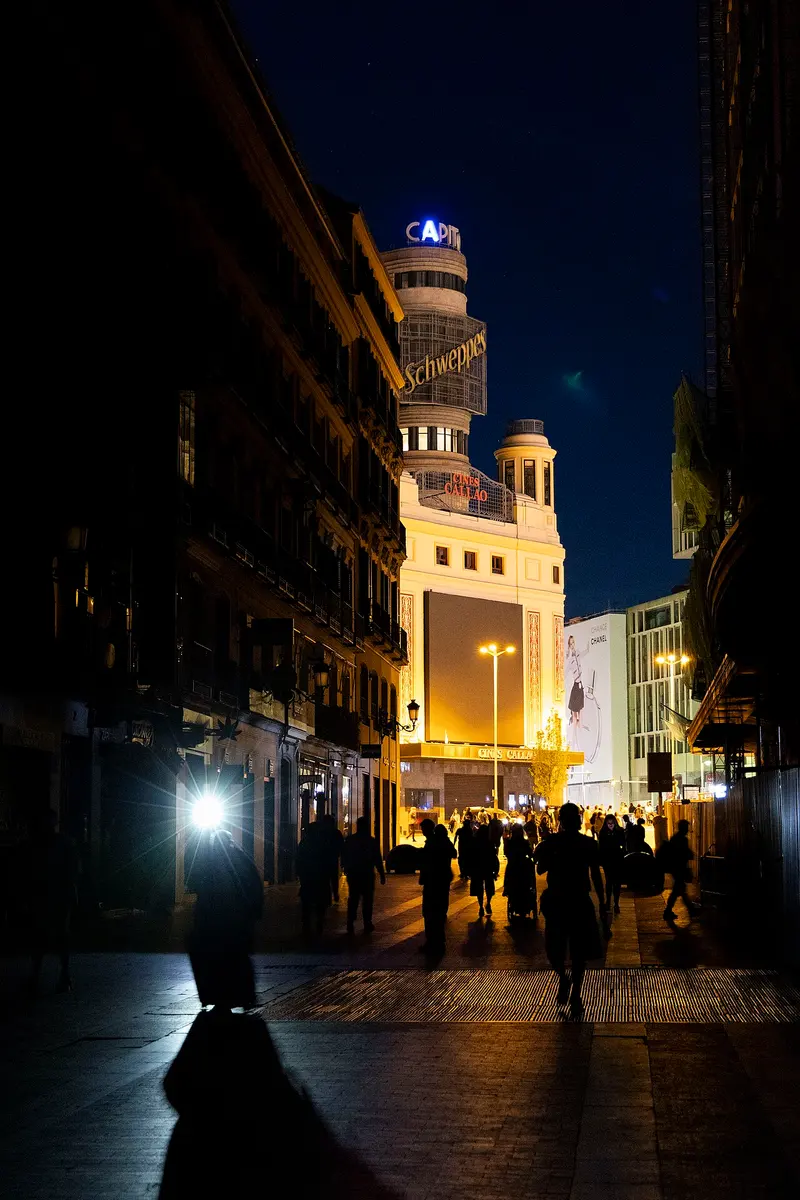 View from Preciados Street towards Callao Square on April 28, 2025, during the blackout, with Preciados still dark while Callao has partial power restored. Image: Danieltarrino.