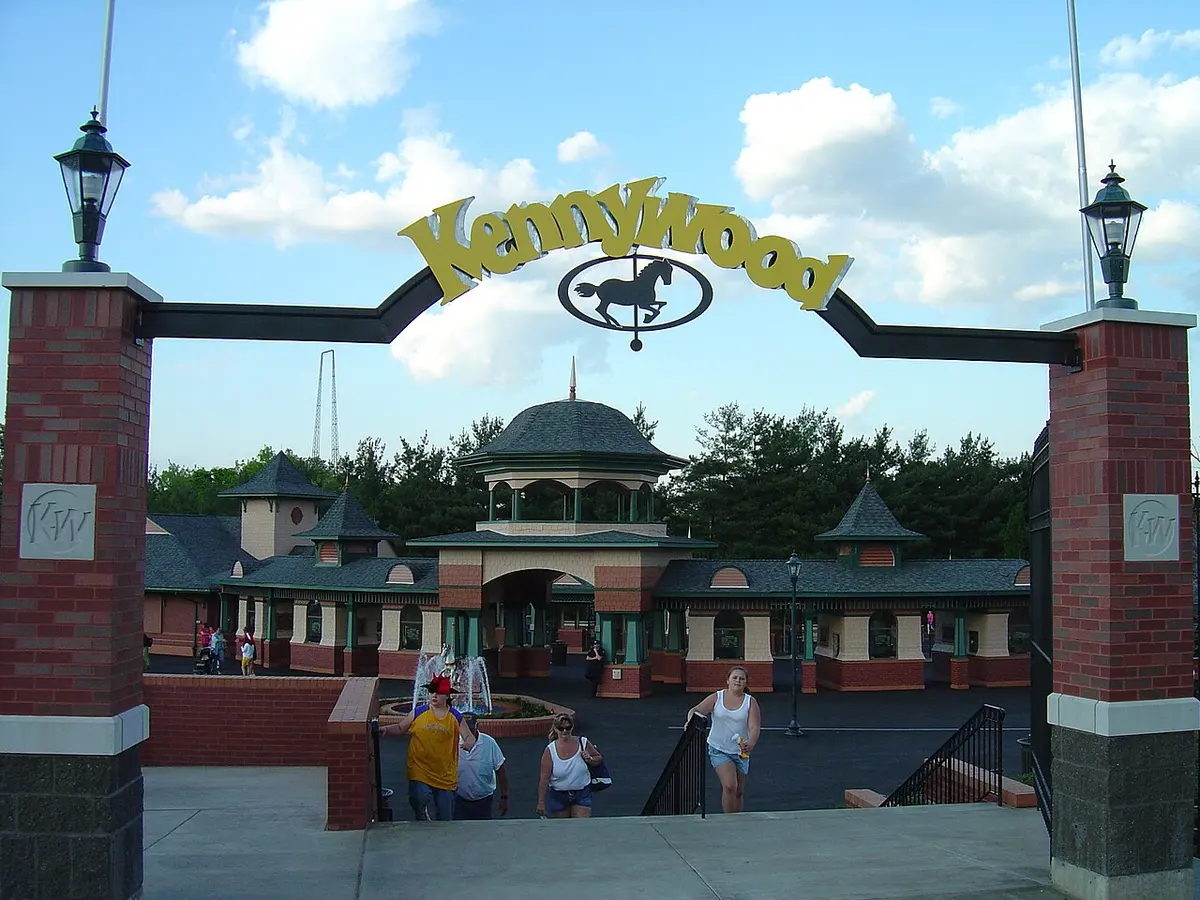 The entrance to the amusement park in 2005. Image: Ski2007.
