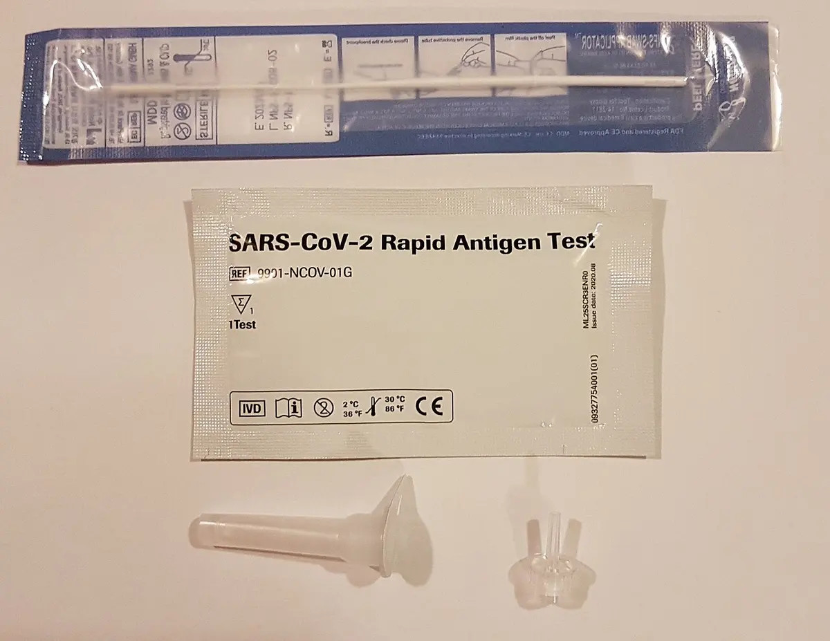 A typical rapid antigen test kit Image: User:Asurnipal.