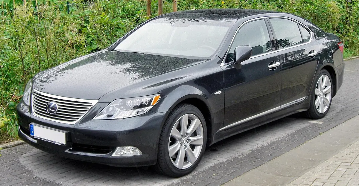A Lexus LS 600h, manufactured by Toyota