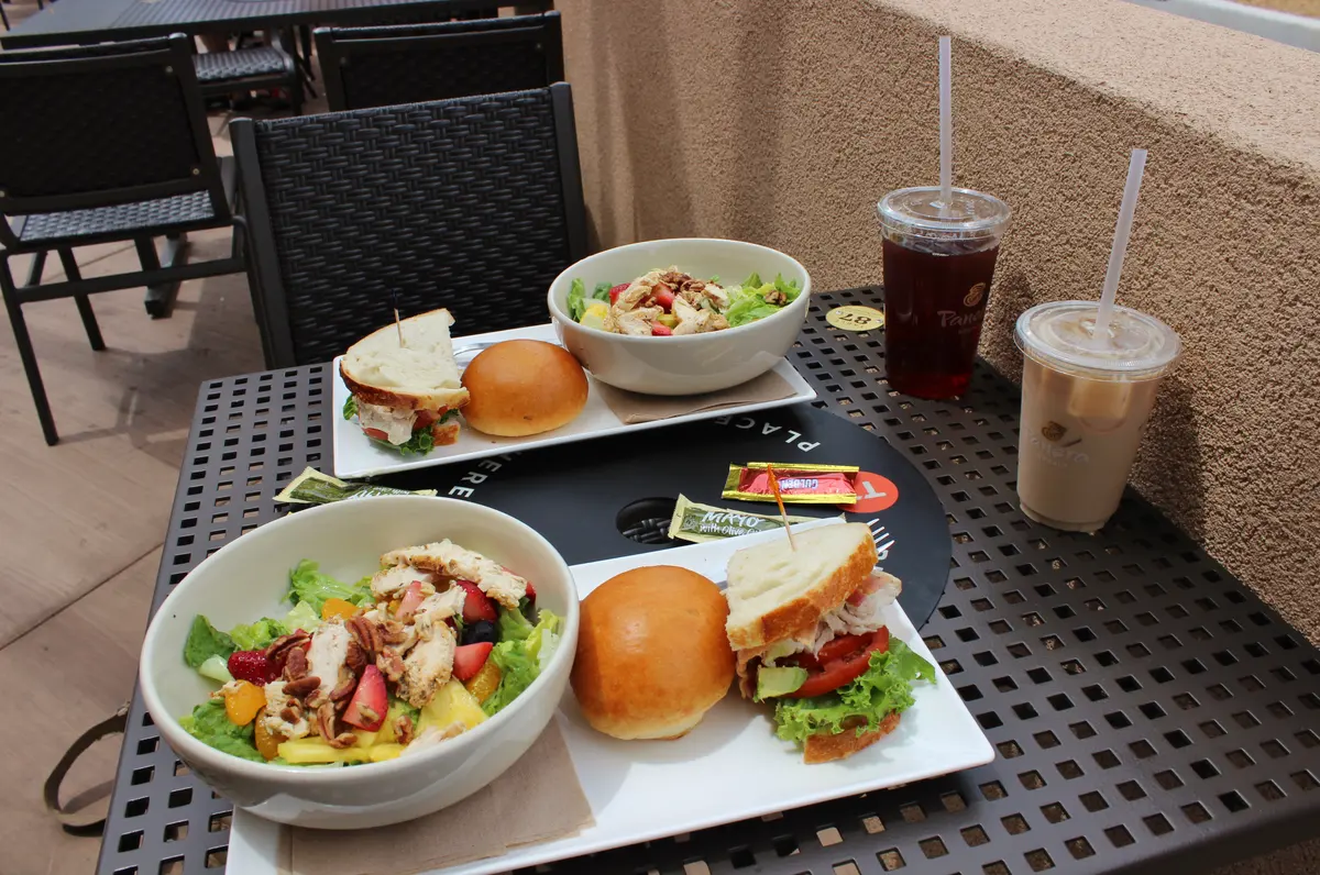 File photograph: Meals and drinks at a Panera Bread restaurant in Prescott, Arizona, on July 4, 2015. Photograph: Scottb211 / Wikimedia Commons, CC BY 2.0. This photograph predates the climate-label program discussed in this article.