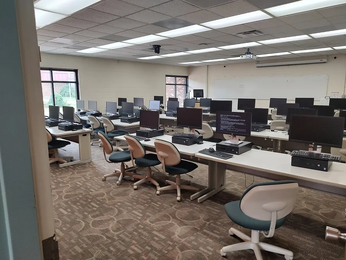 File photograph: a computer lab at the University of Wisconsin–Platteville Baraboo Sauk County, 22 September 2023. JackFromWisconsin / CC0.