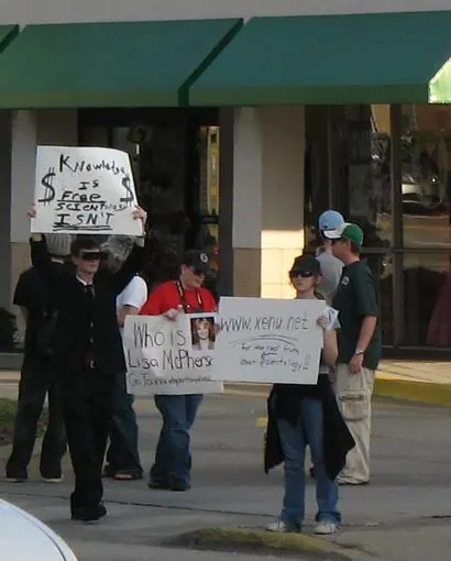 Project Chanology members protesting outside Church of Scientology in Orlando, Florida on February 2, 2008. Image: oofabz.