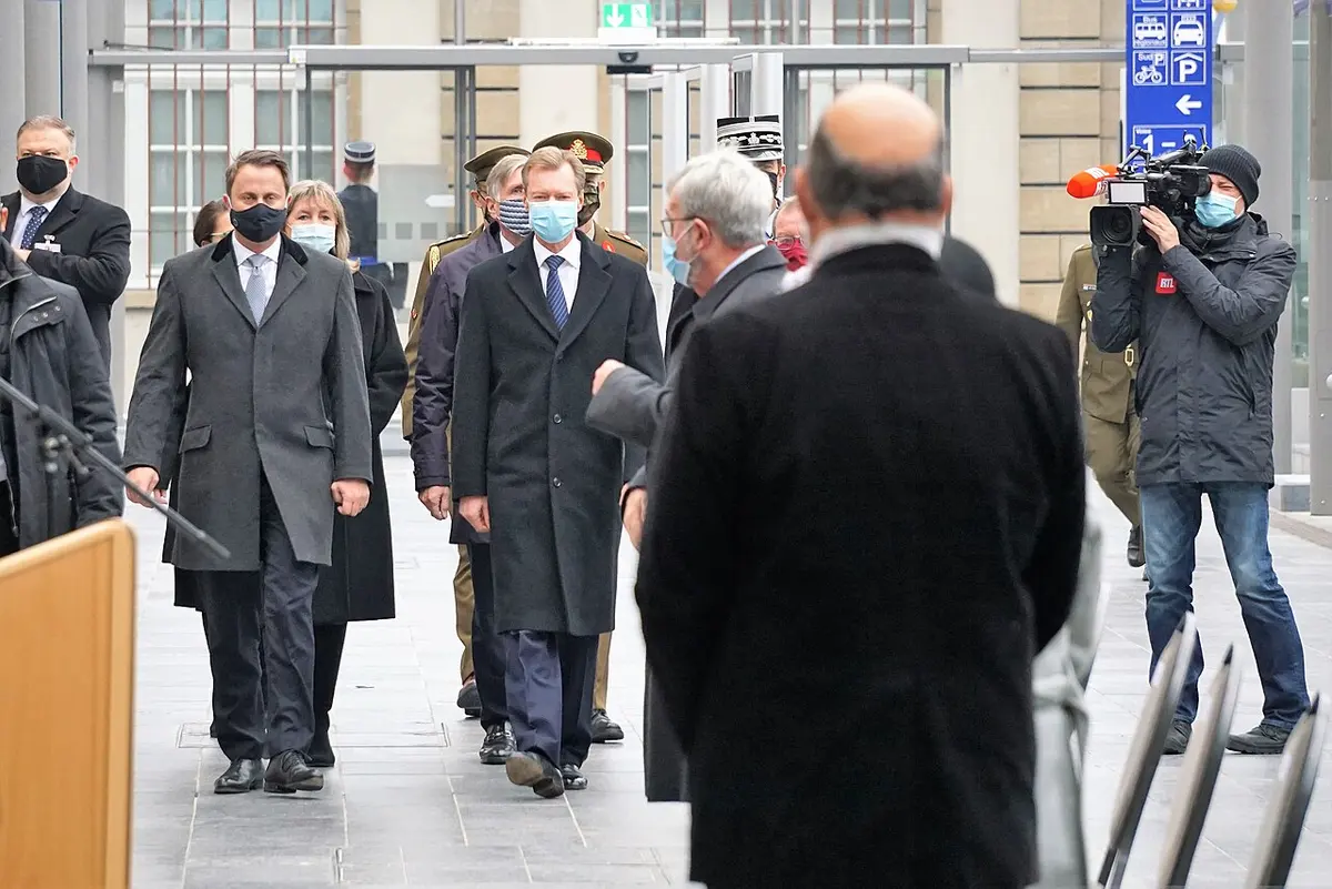 Xavier Bettel (left, brown hair) wearing a face mask on October 18, 2020. Image: User:GilPe.