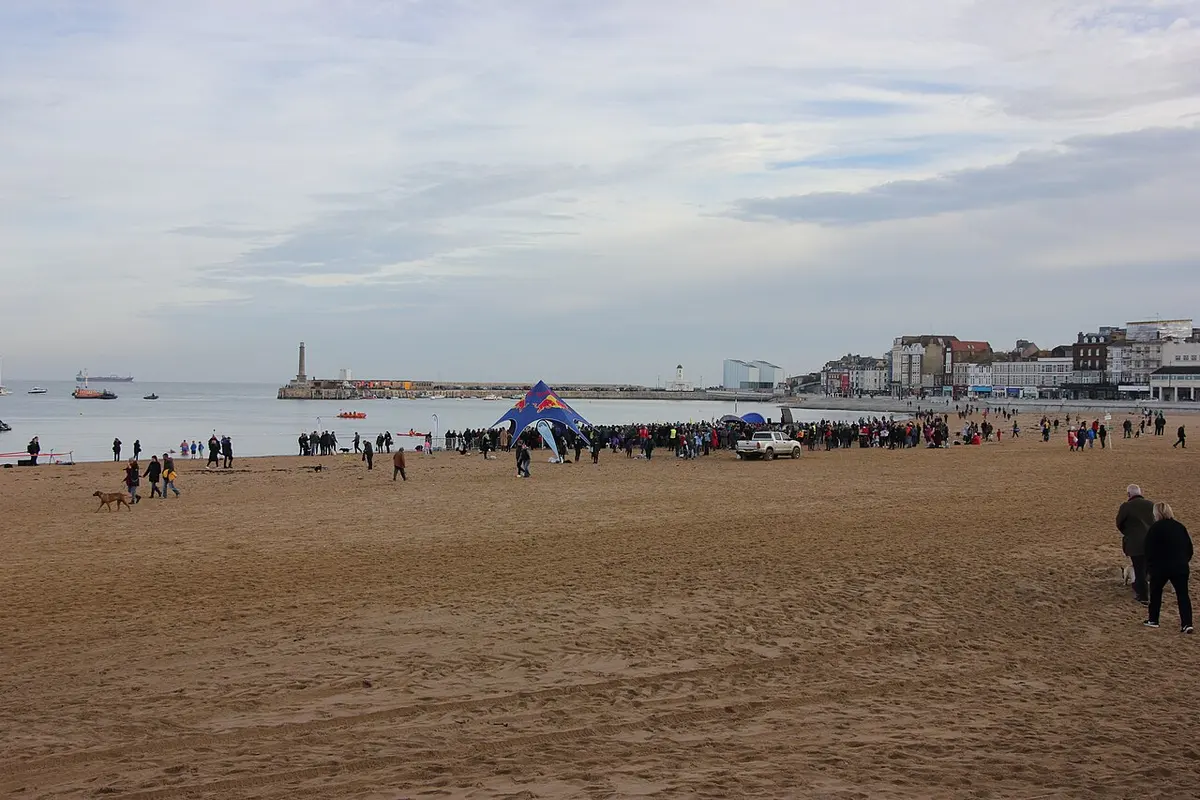 The crowd of spectators at the beach. Image: Nigel McGinley.
