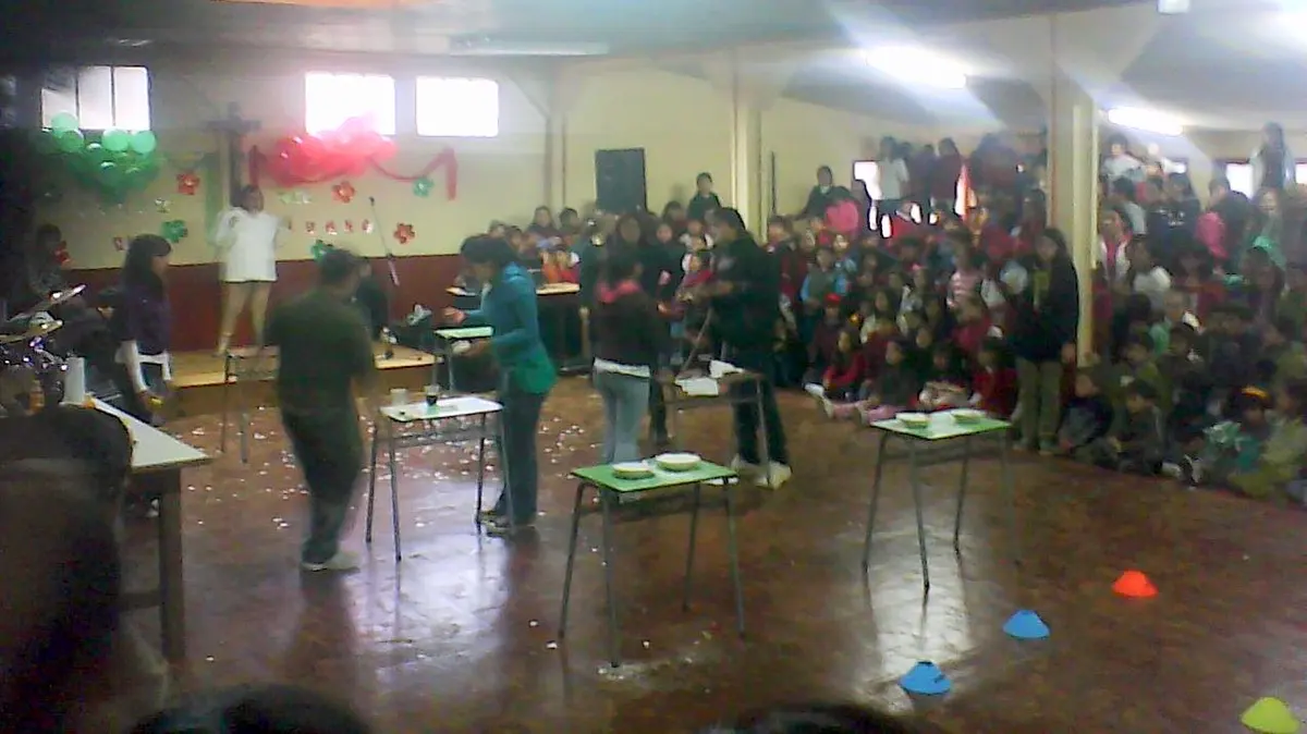 Students of Colegio Preciosa Sangre playing gymkhana. (Image: Diego Grez)