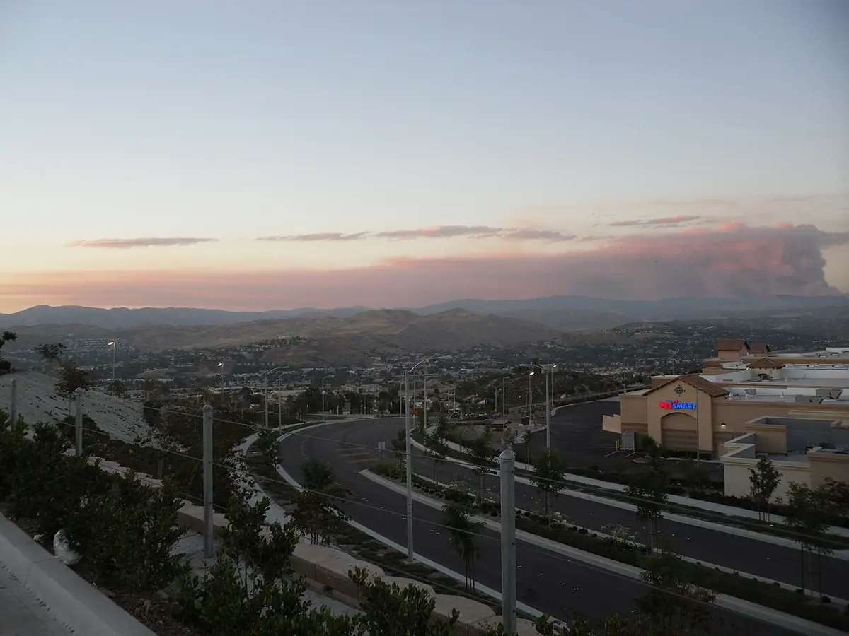 A large pyrocumulus cloud from the Crown Fire covers the skyline of much of the Southland Thursday evening Image: Matthew Edwards.