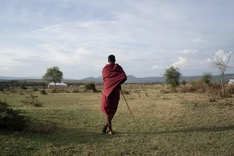 A Maasai looking over Ololosokwan. Image by Benjamin Hindrichs.
