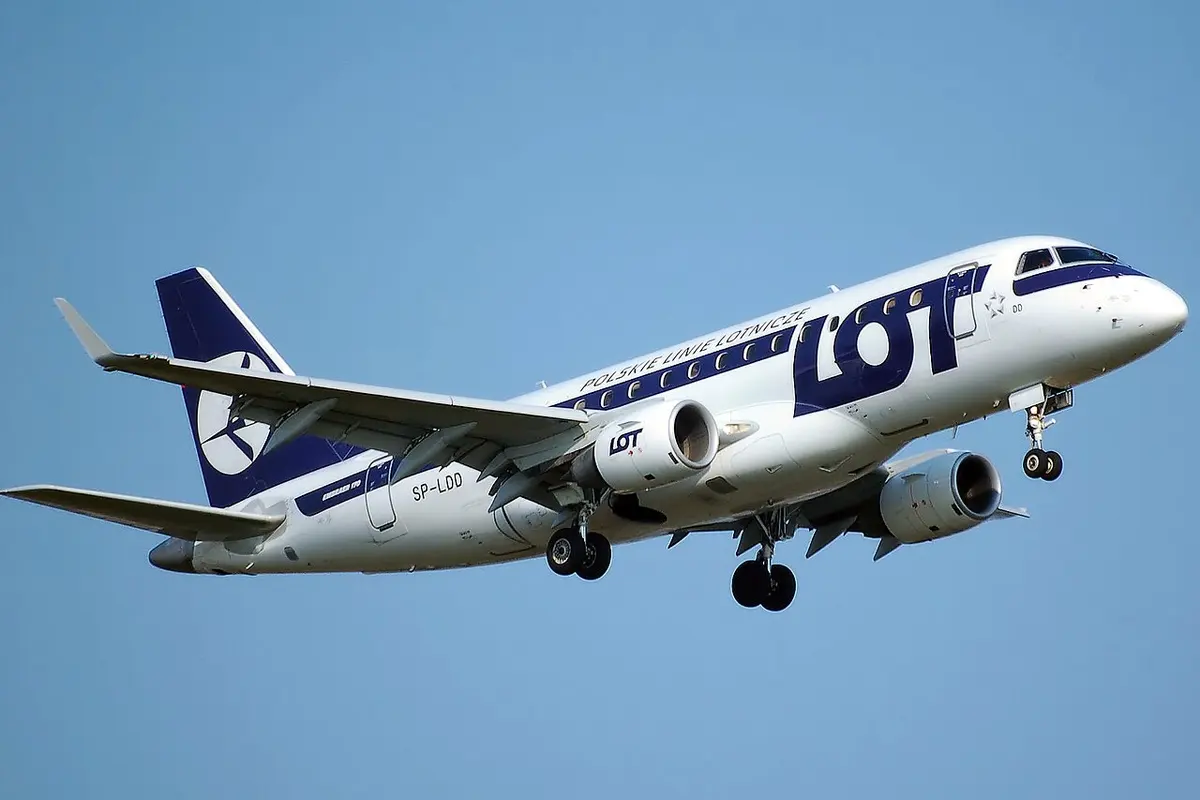 A LOT Polish Airlines Embraer E-170