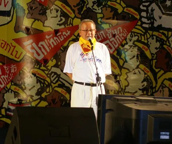 PAD founder Sondhi Limthongkul speaking at a rally in 2006. Image: exceedcharge.