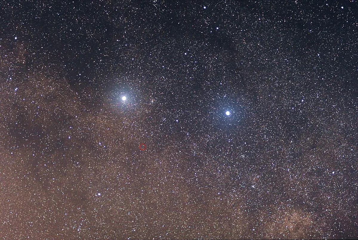 The two bright starts are Alpha Centauri on the left and Beta Centuari on the right which is a binary system. (Image: Skatebiker)