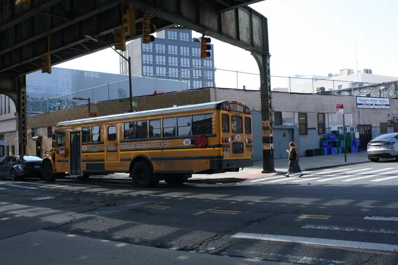 A school bus sits in front of Yeshiva Talmud Torah of Kasho in Williamsburg, Brooklyn. | Bianca Fortis