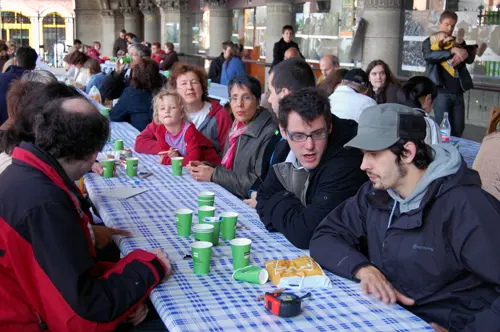 People gathered in Leuven for a coffee table of 100 meters.