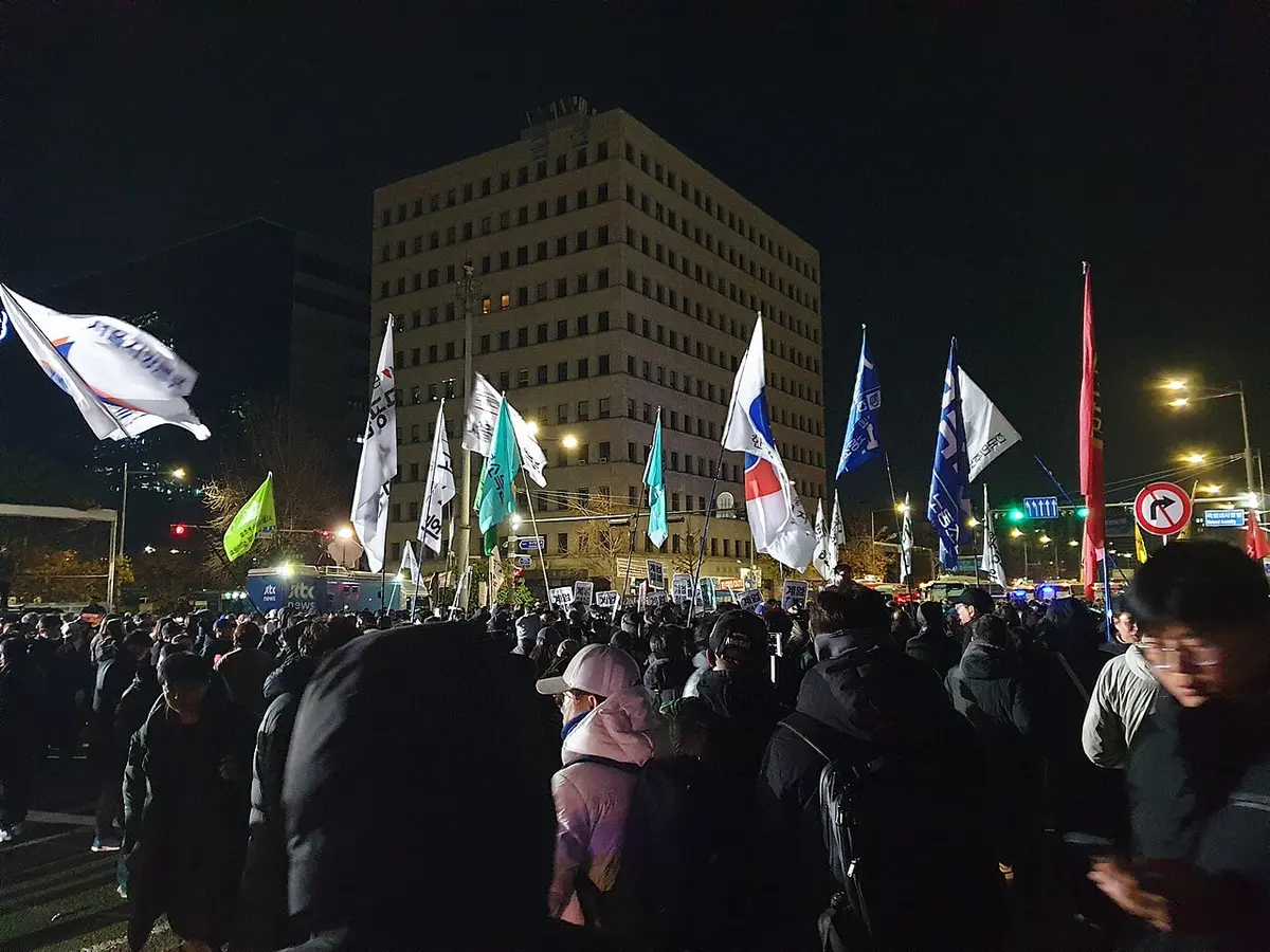 Protesters opposing Yoon's declaration of martial law.Image: Hashflu.