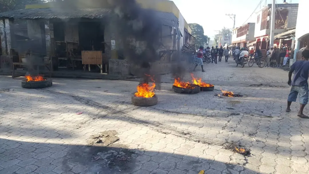 Protesters set tyres alight in Hinche on February 11, 2019. Image: Voice of America.