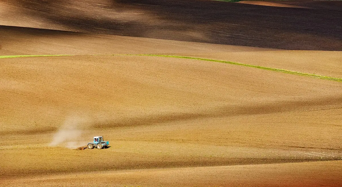 A tractor tilling a field in Ivano-Frankivsk Oblast, Ukraine, 2018. Image: Vitalii Bashkatov.