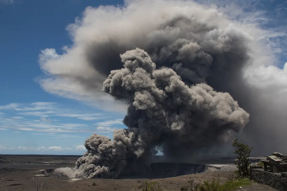 Ash plume rises from fissure at Kīlauea volcano on May 15. Image: USGS.