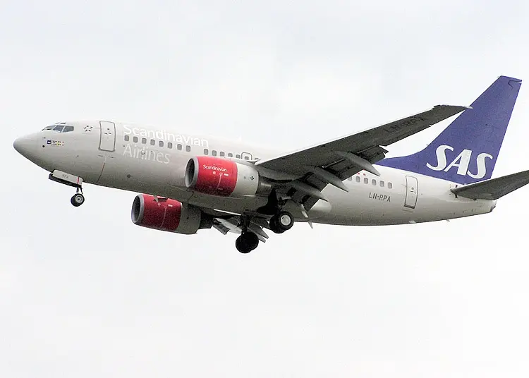 SAS Boeing 737-600 LN-RPA lands at Heathrow in 2004 Image: Adrian Pingstone.