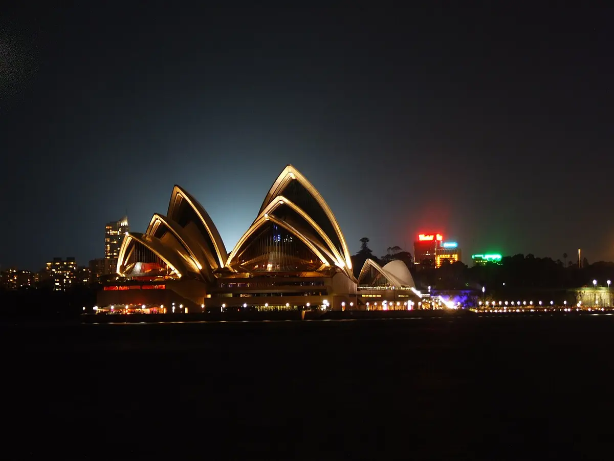 The Sydney Opera House is a key feature of Sydney's skyline Image: Wj32.