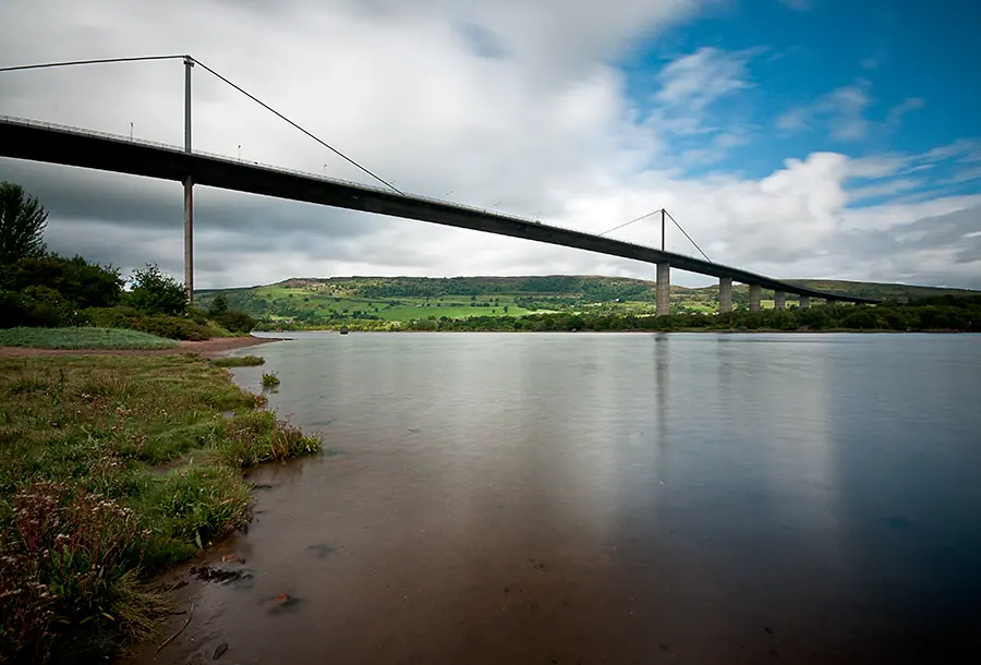 Around fifteen people jump to their deaths each year from Scotland's Erskine Bridge. Image: Baaker2009.