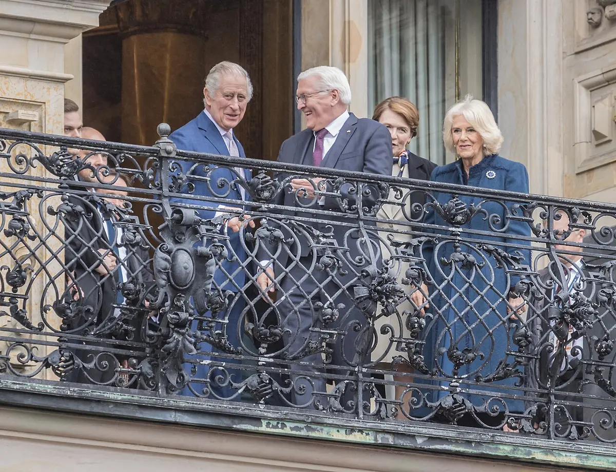 L-R: Charles in Hamburg Friday beside German President Frank-Walter Steinmeier, his wife Elke Büdenbender and Camilla. Image: Minzoblate.