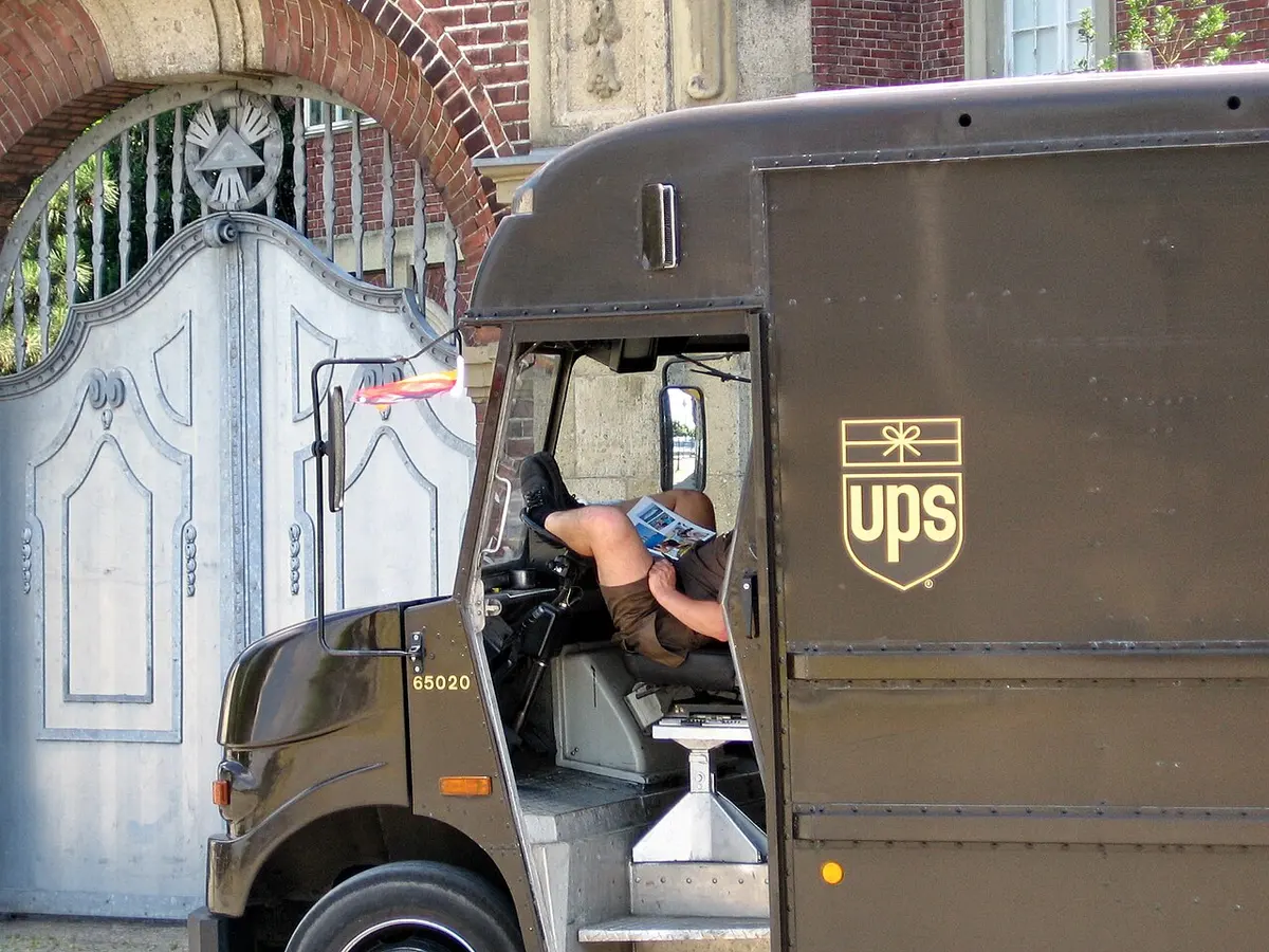 A UPS worker delivering parcels Image: Andreas Lischka.