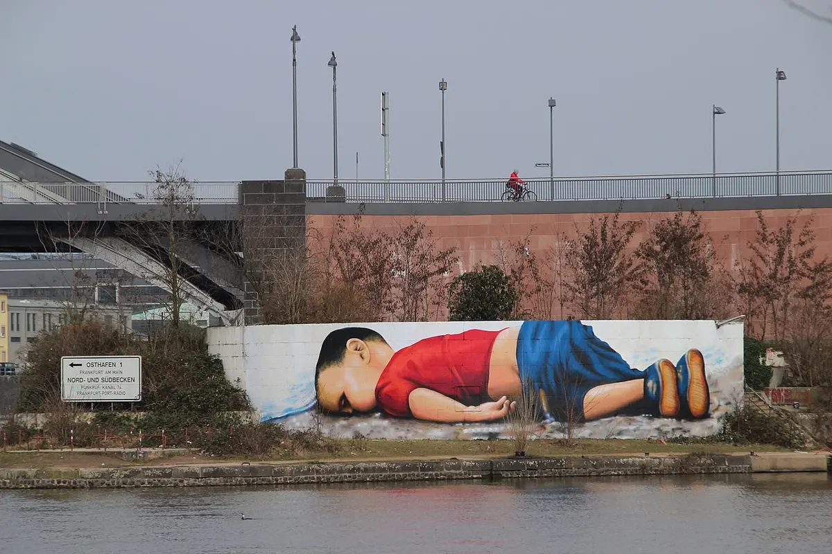 A mural in Frankfurt am Main, Germany of Alan Kurdi lying deceased.Image: Photograph by Frank C. Müller.