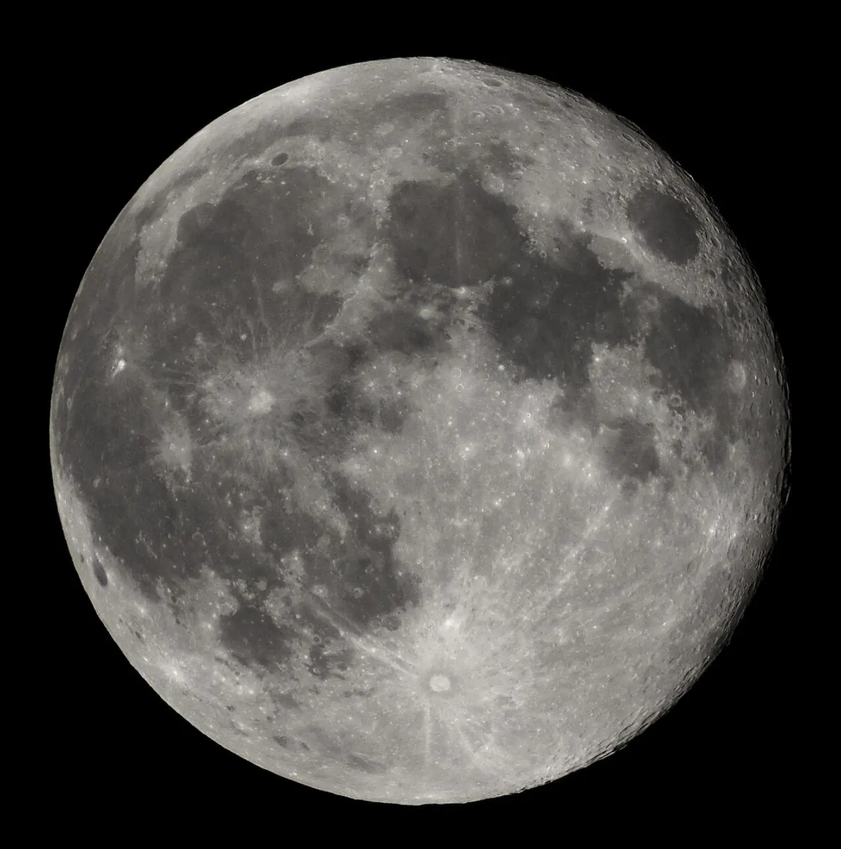 Water on the moon may have originated from comets, a new study shows. Image: Luc Viatour.