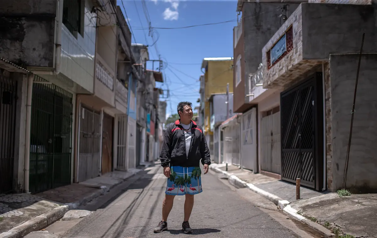 For school teacher Emerson Souza, of the Guarani Nhandeva people, the public education system reproduces prejudices rooted in society: “It is as if we entered the school to continue the work of the Portuguese caravels, but today the caravels are different”. Image by Jonne Roriz for Mongabay