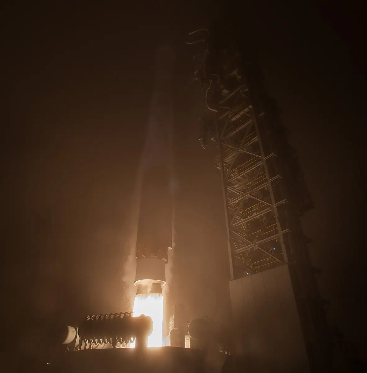 The foggy launch of the Atlas V rocket carrying InSight and the MarCO cubesats. Image: Bill Ingalls, NASA.