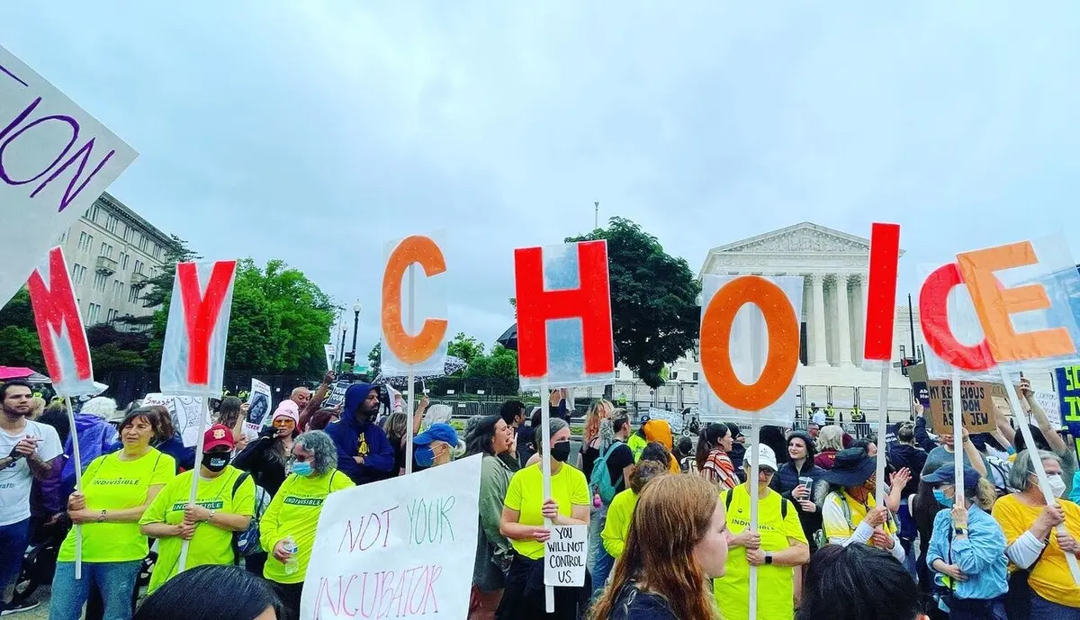 Bans Off Our Bodies protesters at Washington D.C. displaying my choice slogan.Image: Jordan Uhl.