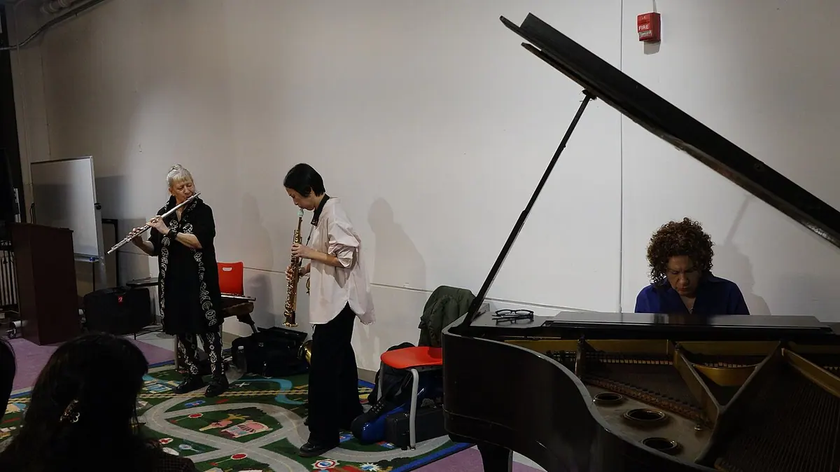 Musique Libre Femmes (Cheryl Pyle, Roberta Piket, Ayumi Ishito) at Tompkins Square Park Library in NYC Image: Alex Lozupone (Wikimedia Commons).