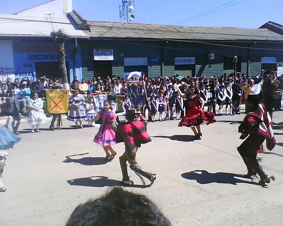 Winners of local cueca championships dancing before the parade. Image: Diego Grez.