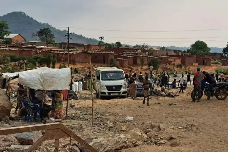 Loading of minerals from artisanal mines in Kakanda. Image by Didier Makal
