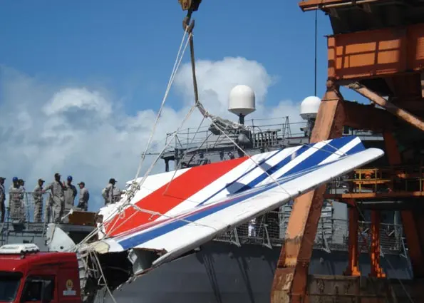 Frigate Constituição unloading wreckage from AF447 in Recife, Brazil on June 14, 2009. Image: Roberto Maltchik for Agência Brasil.