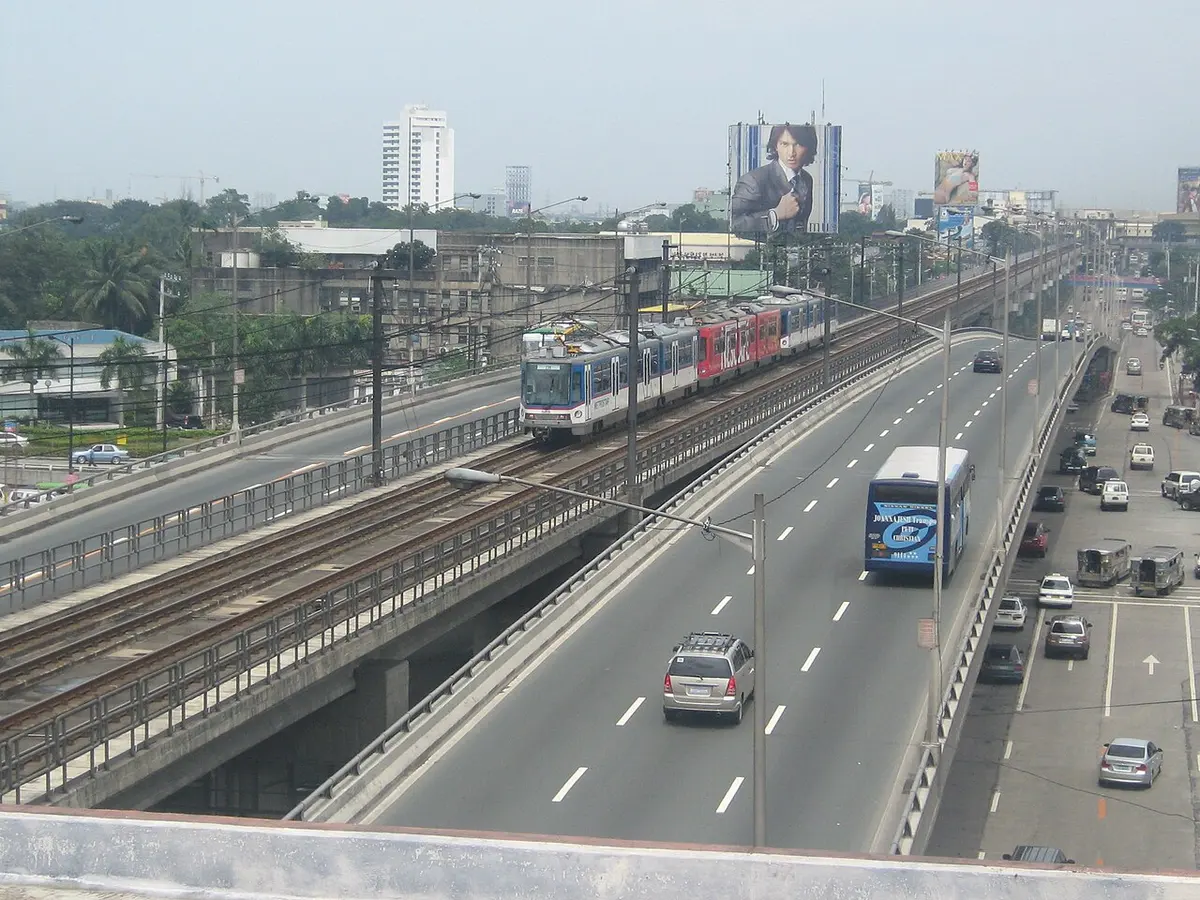 EDSA, the main thoroughfare of Manila. Image: Exec8.