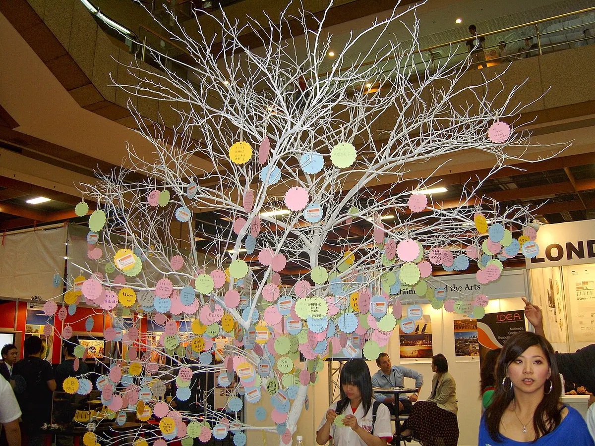 Since the Taiwan Design Center, the show organizer won the rights to hold "The 2011 International Design Alliance Congress" in Taipei, the organizer set up a wish tree during the show hours.Image: Rico Shen.