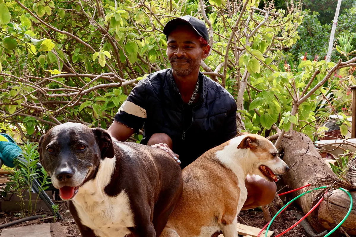 Clayton Smith with his dogs, Mango and Aisha. He has been living in De Waal Park for the last 13 years. He has been served a notice to vacate by the City of Cape Town. Photos: Matthew Hirsch